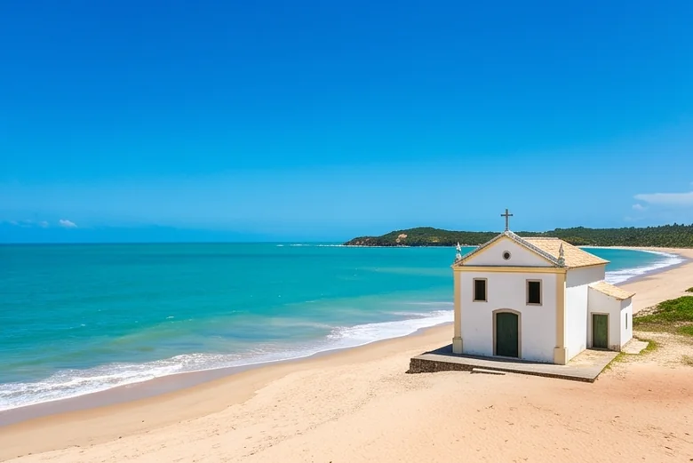Capelinha branca à beira da Praia dos Carneiros